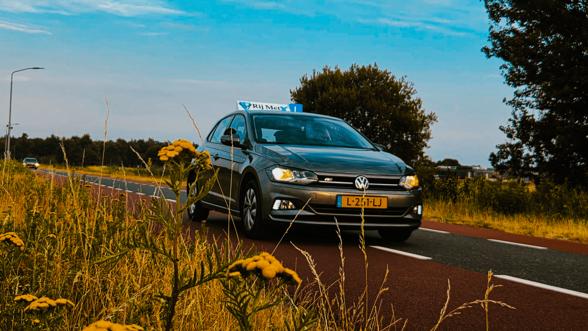 Vooraanzicht van de lesauto van Rij MetX